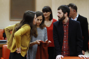 La diputada de Podem Irene Montero conversa amb diversos diputats al Congrés.