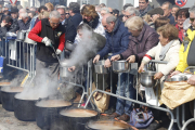 Veïns i voluntaris es van reunir ahir a primera hora del matí a les sitges d’Artesa de Segre per elaborar el tradicional mondongo, per al qual es van matar quatre porcs.