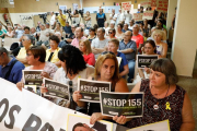 El público llenó la sala de plenos y parte de los asistentes desplegaron pancartas de rechazo al pacto.