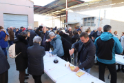 Visitantes degustando ayer el aceite de Juncosa. 