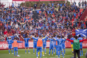 Jugadors del Lleida saluden els aficionats que els van acompanyar a Tarragona.