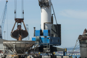 Imagen de descarga de grano en el puerto de Tarragona.