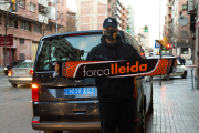 Manuel posa con la bufanda del club en la avenida Prat de la Riba.