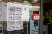 Vista de un comercio que participa en la campaña de prevención y atención de violencia machista. 