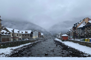 Vista de Bossòst y del río Garona ayer.