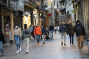 Imatge de persones que ahir a la tarda passejaven per l’Eix Comercial.