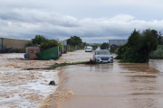 Imagen de vehículos atrapados el miércoles en uno de los accesos a Miralcamp. 