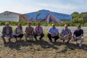 Representantes de la Administración, de Pera de Lleida, la cooperativa y el autor ante el mural.