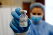 Un vial de la vacuna Moderna contra la covid-19
