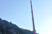 Trabajos ayer para asegurar con una malla la ladera de la C-13.