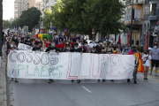 Cerca de doscientas personas desfilaron por Lleida y portaron, con orgullo, los colores de la bandera del colectivo LGTBI+.