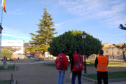 Agentes cívicos y voluntarios de Cruz Roja  -  Agentes cívicos y voluntarios de Cruz Roja recorrían ayer las calles de Seròs para recordar a los vecinos las medidas de seguridad para evitar contagios de Covid-19, una medida que aplican también ...