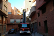 Efectivos de los Bomberos trabajaron ayer en esta fachada afectada por el viento en Cappont. 