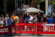 Cues davant del pavelló Onze de Setembre de Lleida per rebre la vacuna.