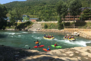 Barcas de rafting y canoas surcando ayer las aguas del Noguera Pallaresa en Sort.