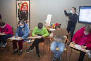 Alguns dels participants en el projecte artístic, durant el taller que es va impartir ahir.