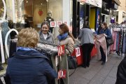 Unos setenta establecimientos participan hasta mañana en el Mercat de les Rebaixes del Eix. 