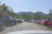 Los márgenes de la carretera de acceso a Mont-rebei, atestados de coches.