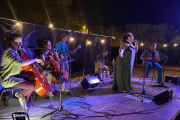 La formació Inversen Band, en plena actuació al parc arqueològic de Guissona.