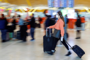 Una viatger amb mascareta en un aeroport.