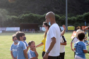 Pep Guardiola i la seua filla conversaven ahir amb uns nens del campus.