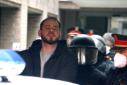 El rapero Pablo Hasel conducido por los Mossos d'Esquadra al coche policial después de su detención en el Rectorado de la UdL, el 16 de febrero.