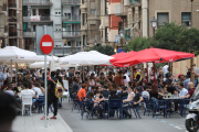 Terrazas ocupan calles  -  El ayuntamiento de Lleida corta desde anoche hasta la próxima madrugada (00.00 horas) los tramos de las calles Teuleries, Sant Martí y Nord y la avenida Doctora Castells para facilitar la habilitación de terrazas de ba ...