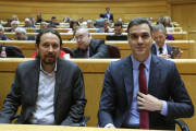 Iglesias y Sánchez en una imagen tomada en el Senado.