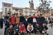 El conseller Chakir el Homrani, se reunió ayer con jóvenes inmigrantes que hacen tareas de voluntariado en Montgai.