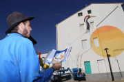 Swen Schmitz, pintando un de los murales en Ivars d’Urgell. 