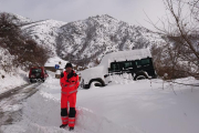 Un helicòpter al lloc de l’accident a l’N-260, plaques arrancades d’una teulada a Fraga (esquerra) i treballs per netejar accessos a pobles a Vall de Cardós.