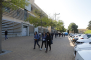 Empleados de las empresas del parque saliendo del trabajo este viernes.