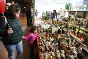 Los puestos de decoración comenzaron ayer su actividad en el Pati de les Comèdies y la plaza Vila de Foix.