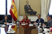 La presidenta del Congrés, Meritxell Batet , al costat dels vicepresidents, Glòria Elizo, Alfonso Rodríguez Gómez de Celis i Ignacio Prendes, durant la reunió feta dimecres a la Cambra Baixa.