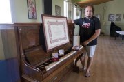 El director de la escuela, Ricard Grau, con el legado de Llorens.