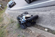 Vista de la moto accidentada ayer en Castell de Mur. 