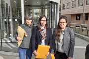 La teniente de alcalde, Jordina Freixanet (centro), con las ediles Elena Ferre (der) y Sandra Castro (izq.) . 