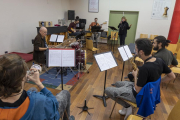 Ensayo musical del espectáculo ‘Lo Paper’, que se escenificará el sábado a las 22.00 h en Cervera.