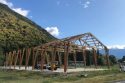 Imagen de las obras para cubrir la pista polideportiva de Rialp. 