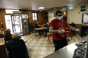 Interior del bar Cal Pó de Belianes, ahir durant l’horari d’obertura al migdia.