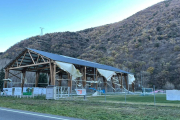 Las lonas destrozadas del edificio del campo de fútbol de Rialp.