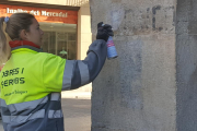 Imagen de la retirada de la pintura donde se podía leer ‘Franco’ en la plaza Mercadal de Balaguer.