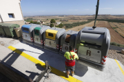 Imatge d’arxiu de la instal·lació de les illes de contenidors a Alfés, el juliol de l’any passat.