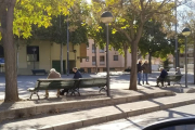 Ancianos en la calle porque aún están cerradas  -  El hecho de que las llars municipales para la tercera edad estén cerradas está provocando que sus usuarios habituales pasen más tiempo en la calle, como se ve en esta imagen del barrio de Magr ...