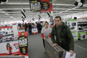 Una agència de viatges mostra les seues ofertes per al Black Friday.