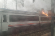 Operarios de Adif trabajando ayer en la estación de Salomó (Tarragona) para resolver la incidencia en la línea de tren de la costa. 