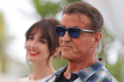 Stallone, ahir a Canes amb l’actriu Paz Vega en segon pla.