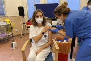 Una professional sanitària d’Aran rebent la injecció.