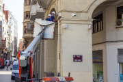 Dos operaris van instal·lar ahir una càmera a la plaça Sant Joan.