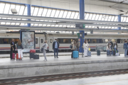 Viajeros esperando la llegada de un tren en Lleida